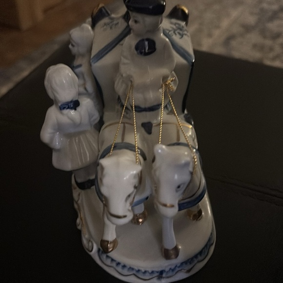Vintage Horse Carriage Victorian Colonial Porcelain Figurine Blue White (061) - Picture 3 of 6